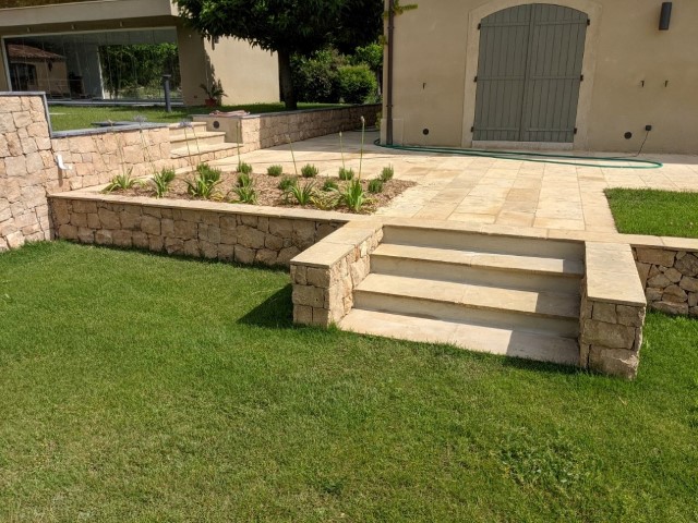 Murets en pierres à Tourrettes (© SARL PUGINIER)