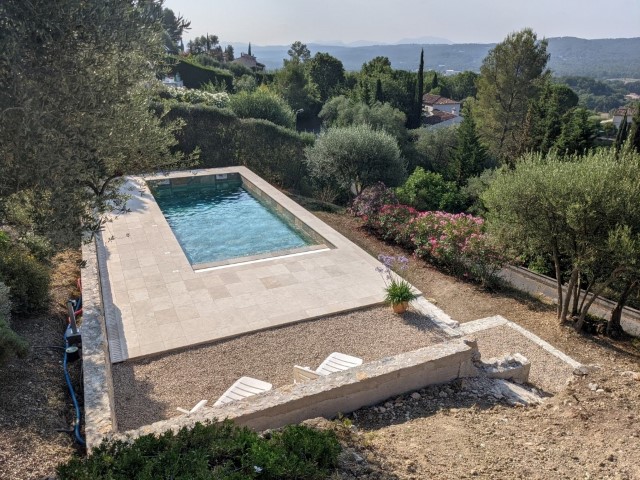 Piscine construite sur micro-pieux, terrasse en travertin et murs en pierres, Fayence (© SARL PUGINIER)