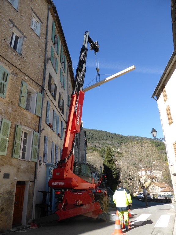 Réfection de toiture avec nos propres équipements, Seillans (© SARL PUGINIER)