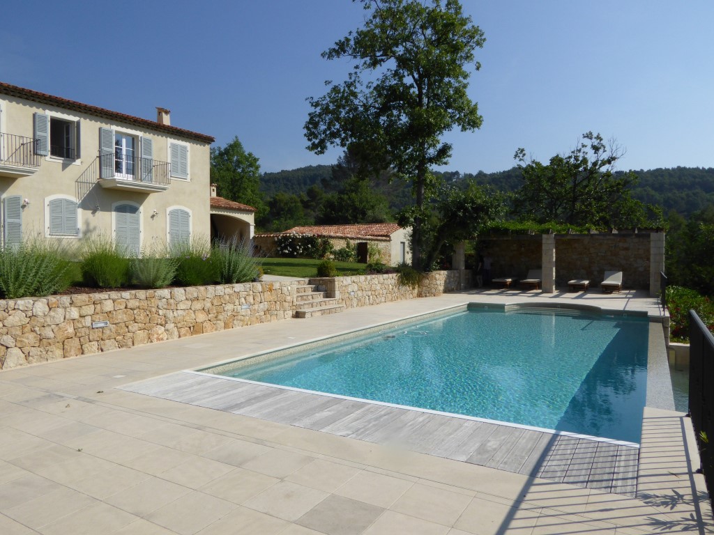 Villa provençale et sa piscine à débordement, Seillans (© SARL PUGINIER)